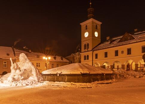 Der Platz mit der Statue des Krakonoš