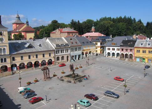 Na wieży ratuszowej znajduje się unikalny zegar, tzw. kwadransiak