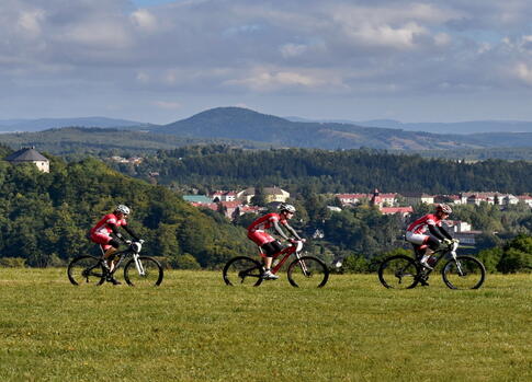 Radfahrer oberhalb von Žacléř