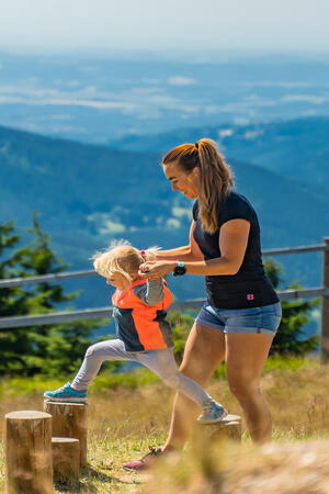 Bärchen-Spielplatz auf dem Berg Medvědín