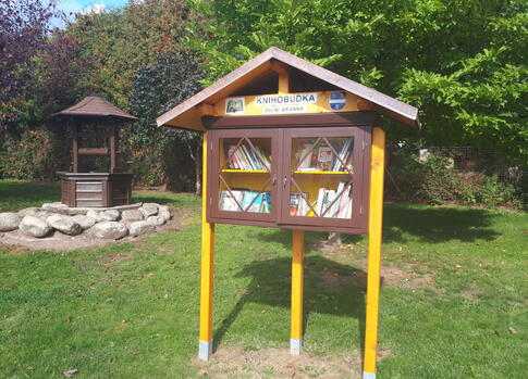 Bücherregal auf dem Spielplatz
