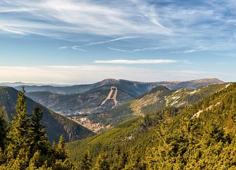 Aussicht aus Výrovka Baude auf Špindlerův Mlýn