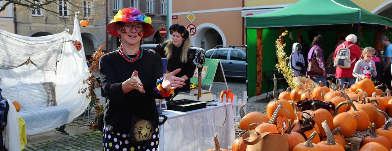 Tradiční dlabání dýní v Hostinném