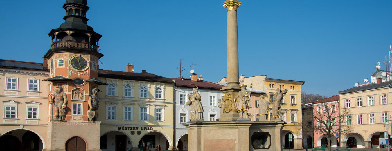 Platz und Rathaus mit Riesen Hostinné