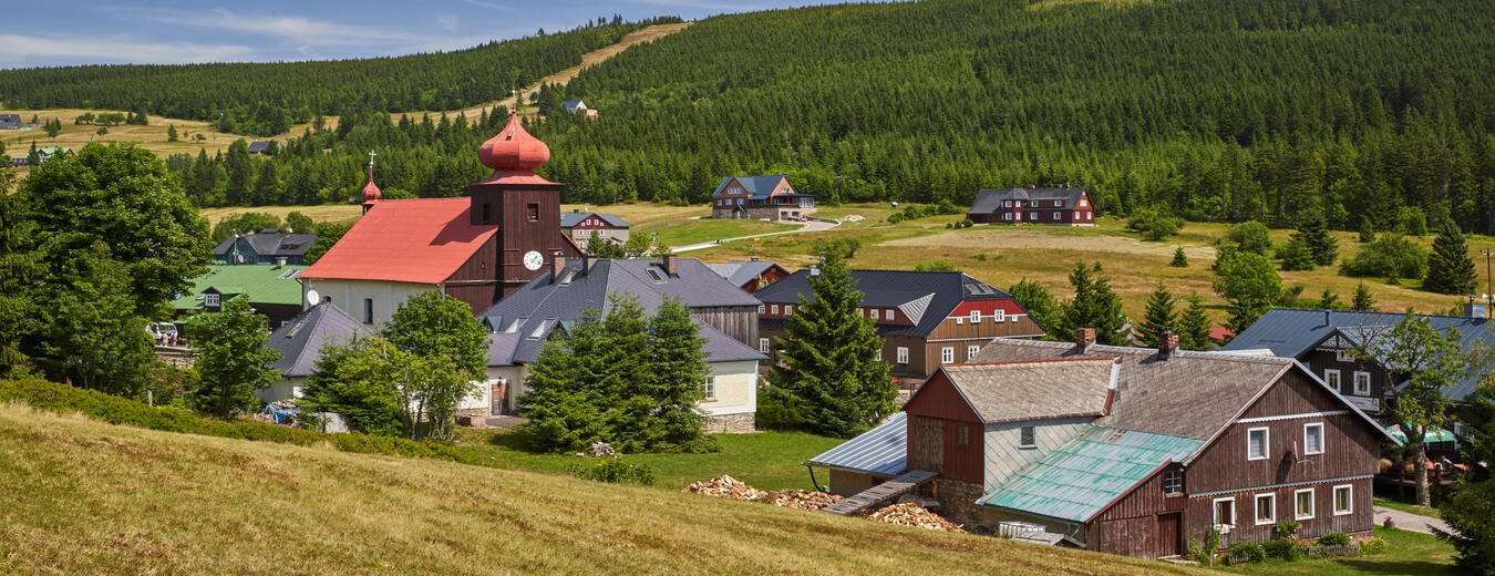 U kostela sv. Petra a Pavla