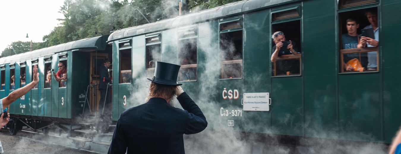 Hrabě Harrach mává parní lokomotivě v Martinicích