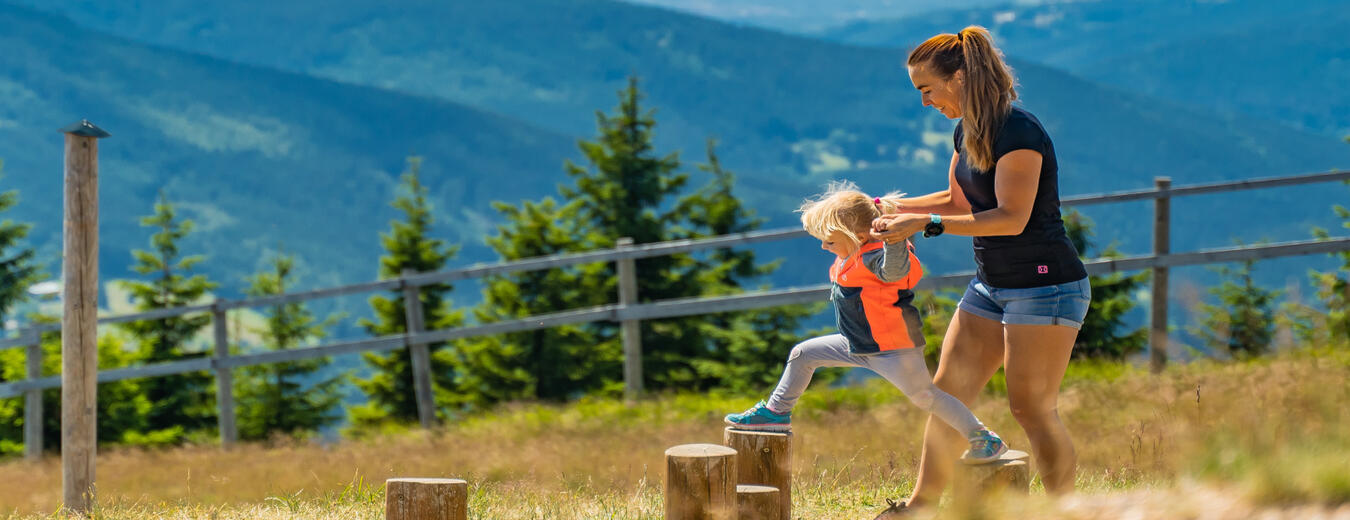 Bärchen-Spielplatz auf dem Berg Medvědín