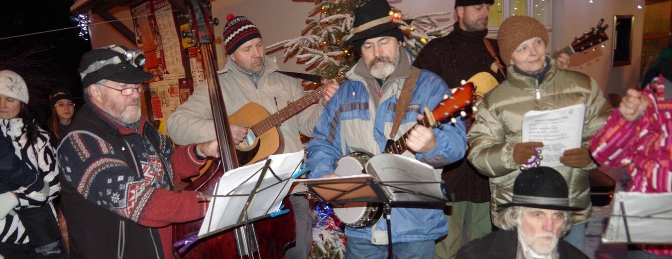 Zpívání u vánočního stromu v Prostředním Lánově