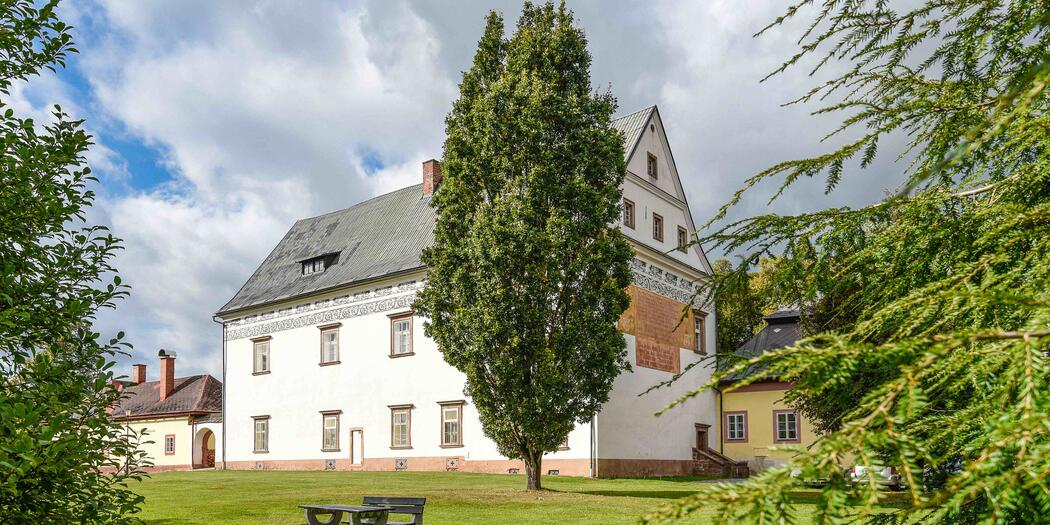 Schloss mit dem J. A. Comenius-Denkmal