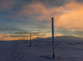 Der Weg zum Denkmal für die Opfer der Berge