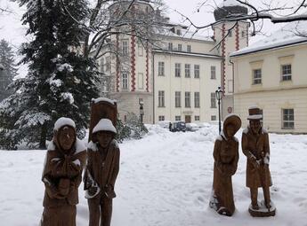 Zamek i drewniana szopka w Vrchlabí