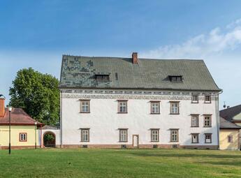 Schloss mit dem Denkmal von J. A. Komenský
