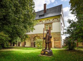 Schloss mit dem Denkmal von J. A. Komenský