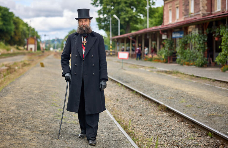 Hrabě Harrach na nádraží v Martinicích