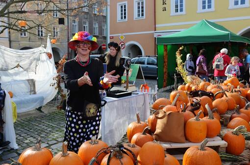 Tradiční dlabání dýní v Hostinném