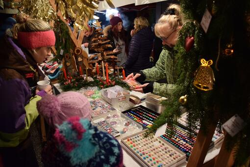 Hraní u vánočního stromu