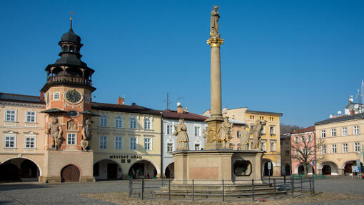 Radnice s obry Hostinné