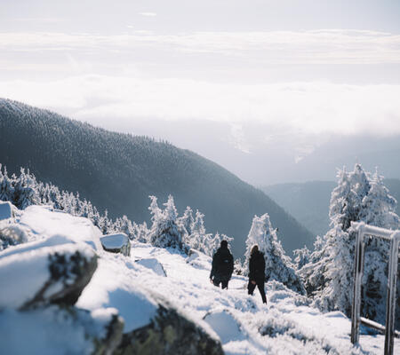Zu Fuß geht es im Riesengebirge auch im Winter.