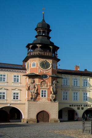 Platz und Rathaus mit Riesen Hostinné