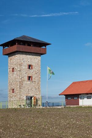 Aussichtsturm U borovice/Bei der Kiefer und Schreibmaschinenmuseum