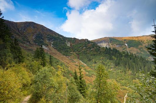 Užijte si výlet po vrcholových partiích Krkonoš a nahlédněte do dvou ledovcových karů - Velké a Malé Kotelní jámy. 