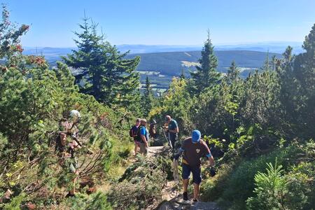 Dobrovolníci vyčistili turistickou cestu z chaty Jelenka na Svorovou horu